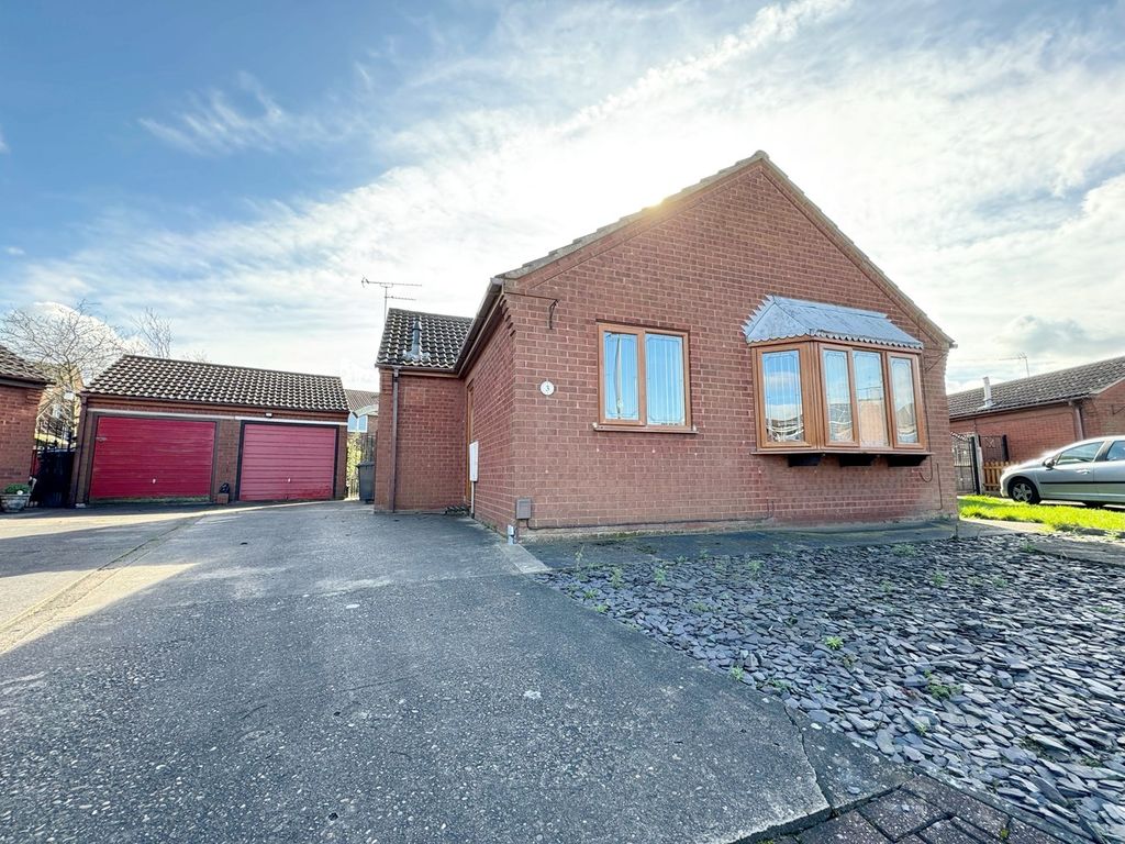 2 bed semidetached bungalow for sale in Wares Way, Scunthorpe DN15, £