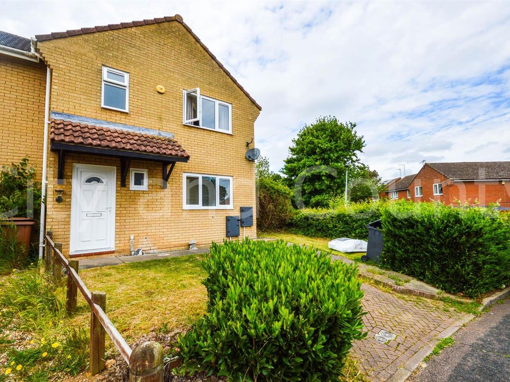 3 bed semidetached house for sale in Sandpiper Drive, Stanground