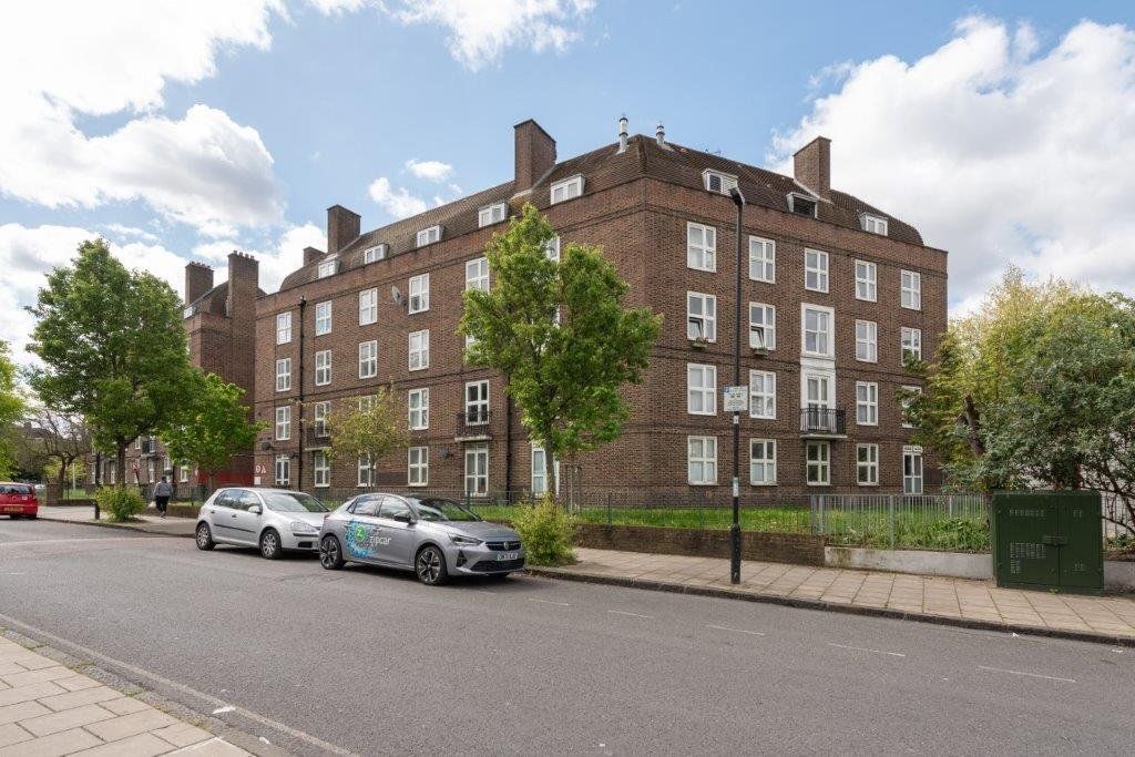 3 bed block of flats to rent in Wandsworth Road, London SW8, £3,250 pcm