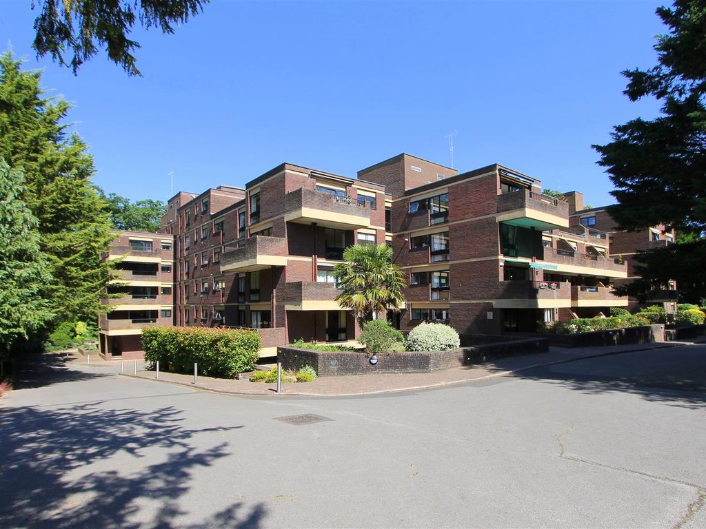 2 bed flat for sale in Pitt Place, Church Street, Epsom KT17, £485,000