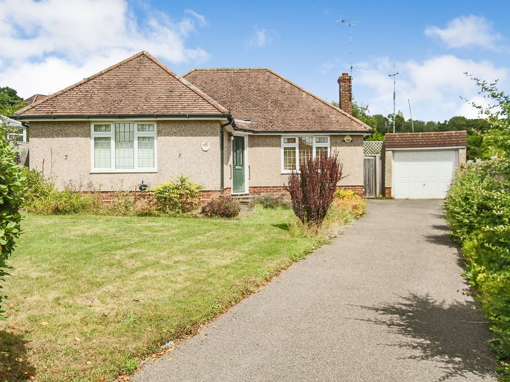 3 bed detached bungalow for sale in Parkside, East Grinstead RH19, £