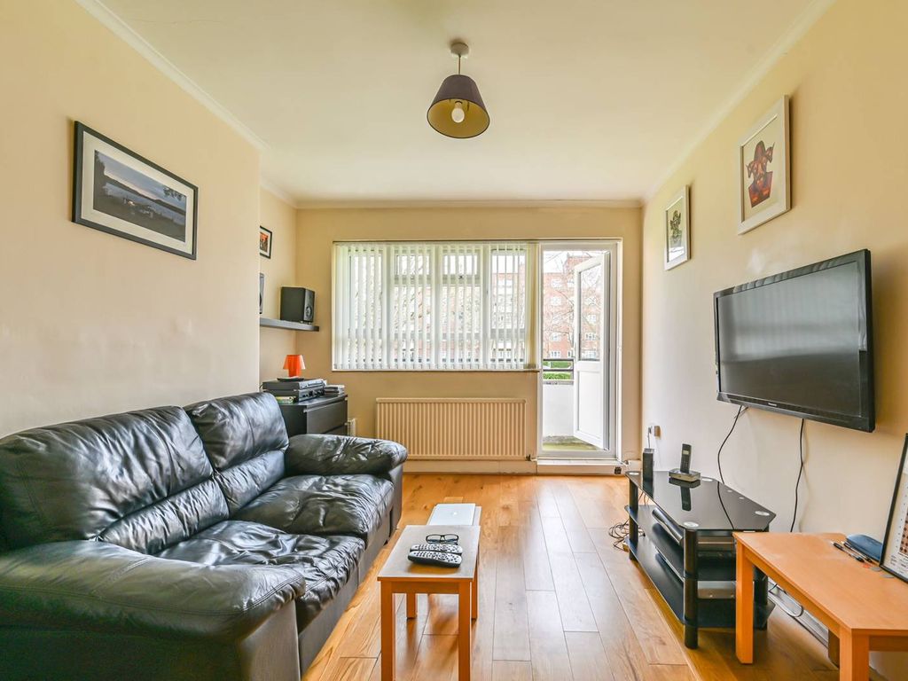 2 bed flat for sale in Busby House, Streatham, London SW16, £300,000