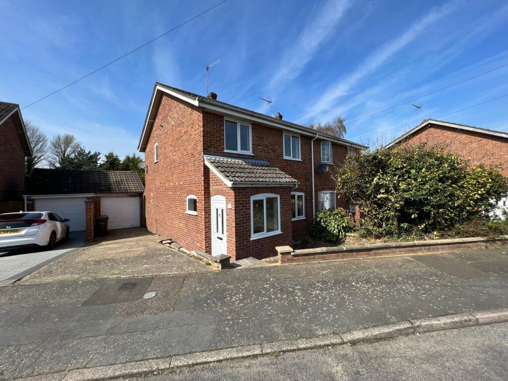 3 bed semidetached house for sale in Meadow Road, New Costessey