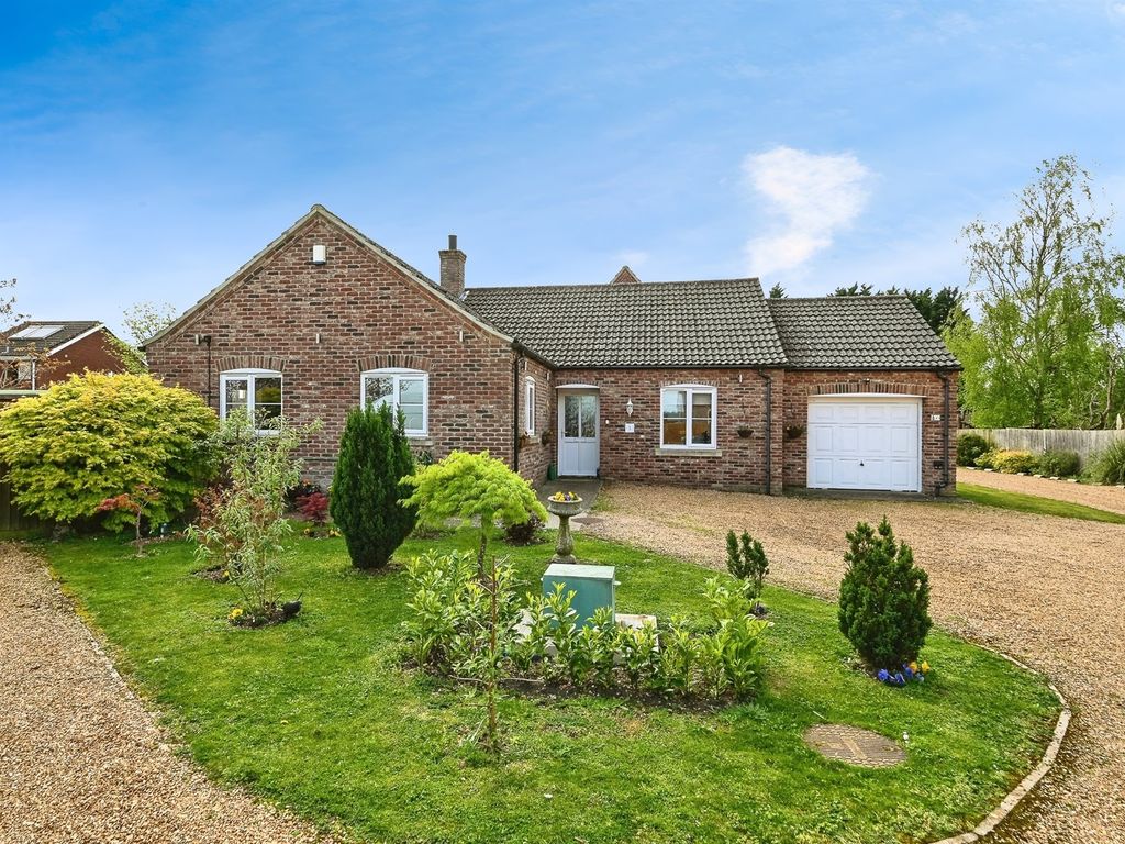 3 bed detached bungalow for sale in Ivy Close, Setchey, King's Lynn