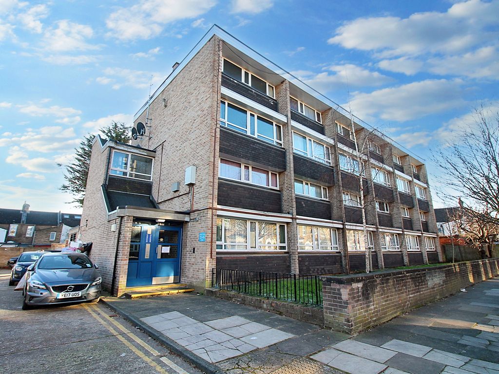 2 bed flat to rent in Hendon Road, London N9, £1,600 pcm Zoopla