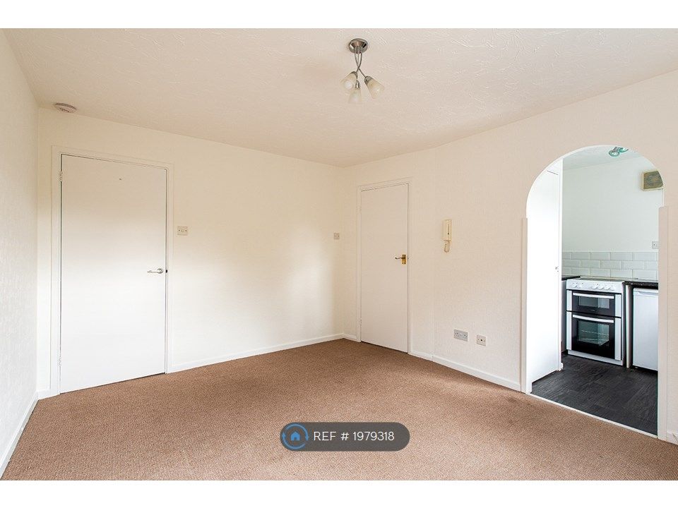 1 bed flat to rent in Frobisher Road, Erith DA8, £1,100 pcm Zoopla