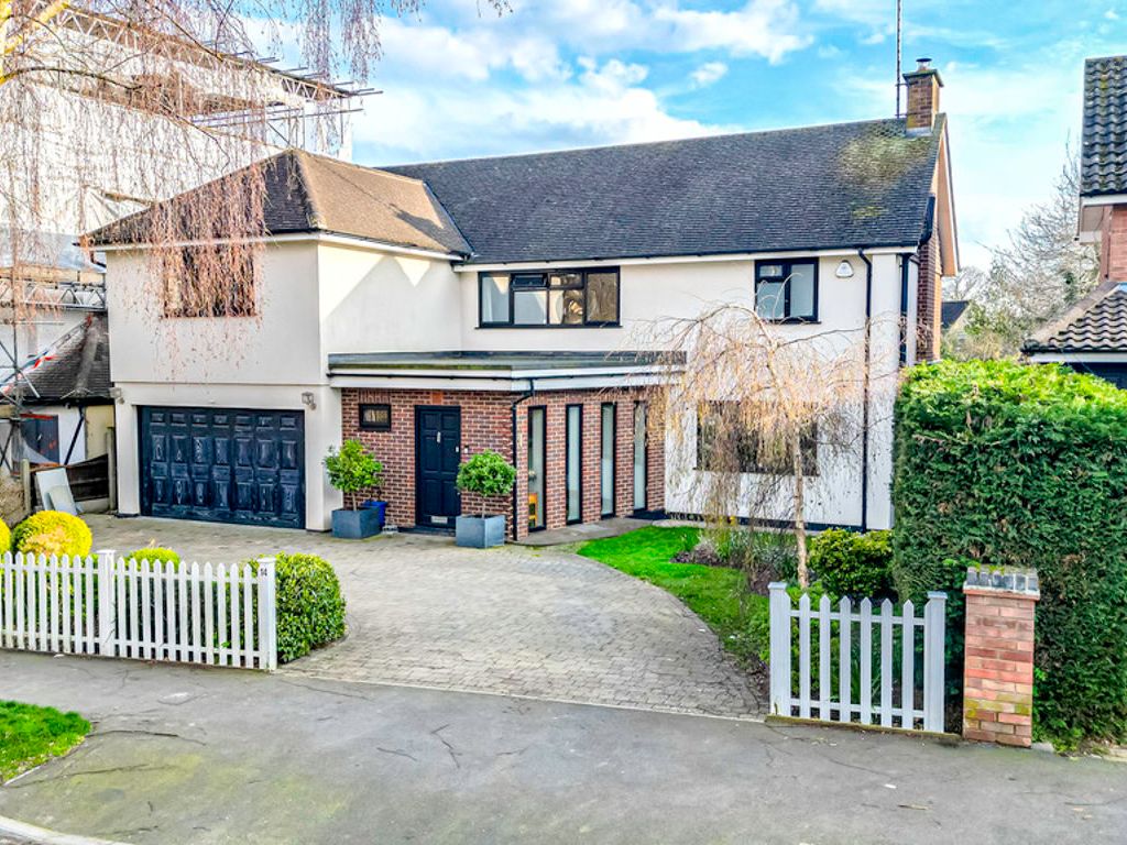 4 bed detached house for sale in Woodlands Park, LeighOnSea SS9, £