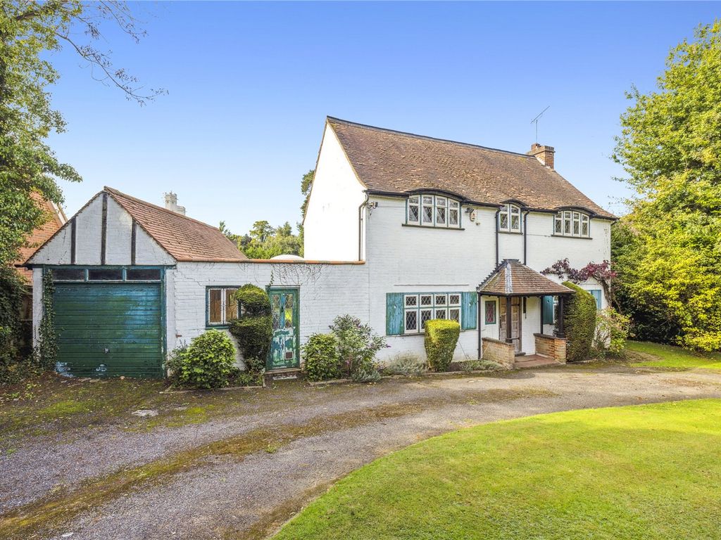 4 bed detached house for sale in Hillview Road, Claygate KT10, £