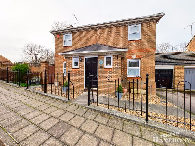 3 bed detached house for sale in Sandhill Way, Fairford Leys, Aylesbury