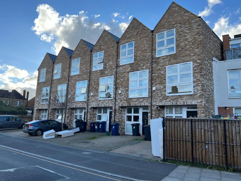 4 bed end terrace house to rent in Cambridge Road, Hanwell W7, £3,000
