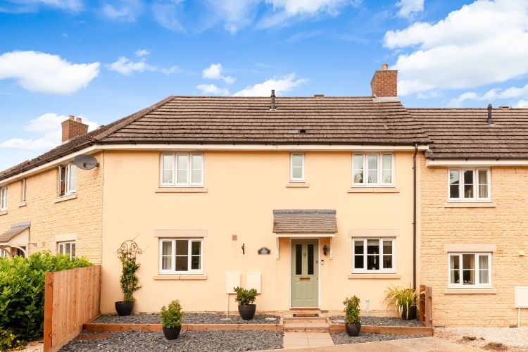 3 bed terraced house for sale in Primrose Close, Witney OX28, £360,000