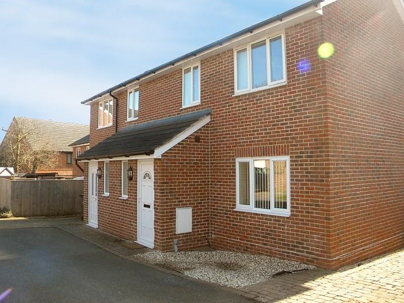 2 bed semidetached house to rent in James Place, West Street, Tadley