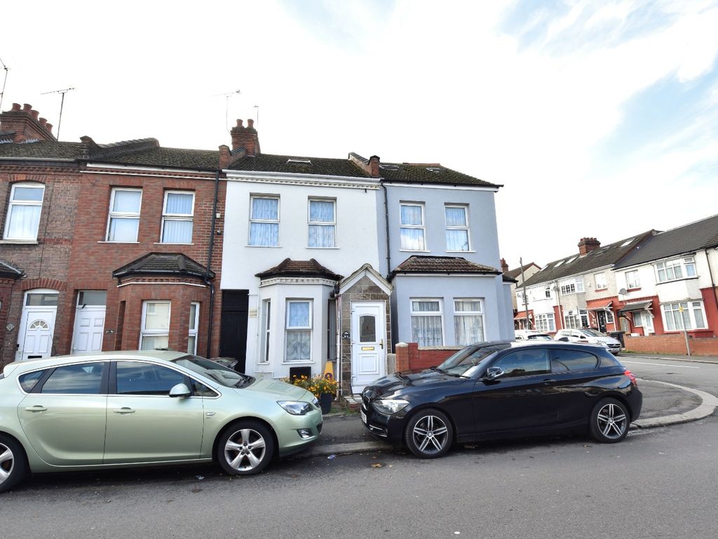 3 bed terraced house for sale in Selbourne Road, Luton, Bedfordshire