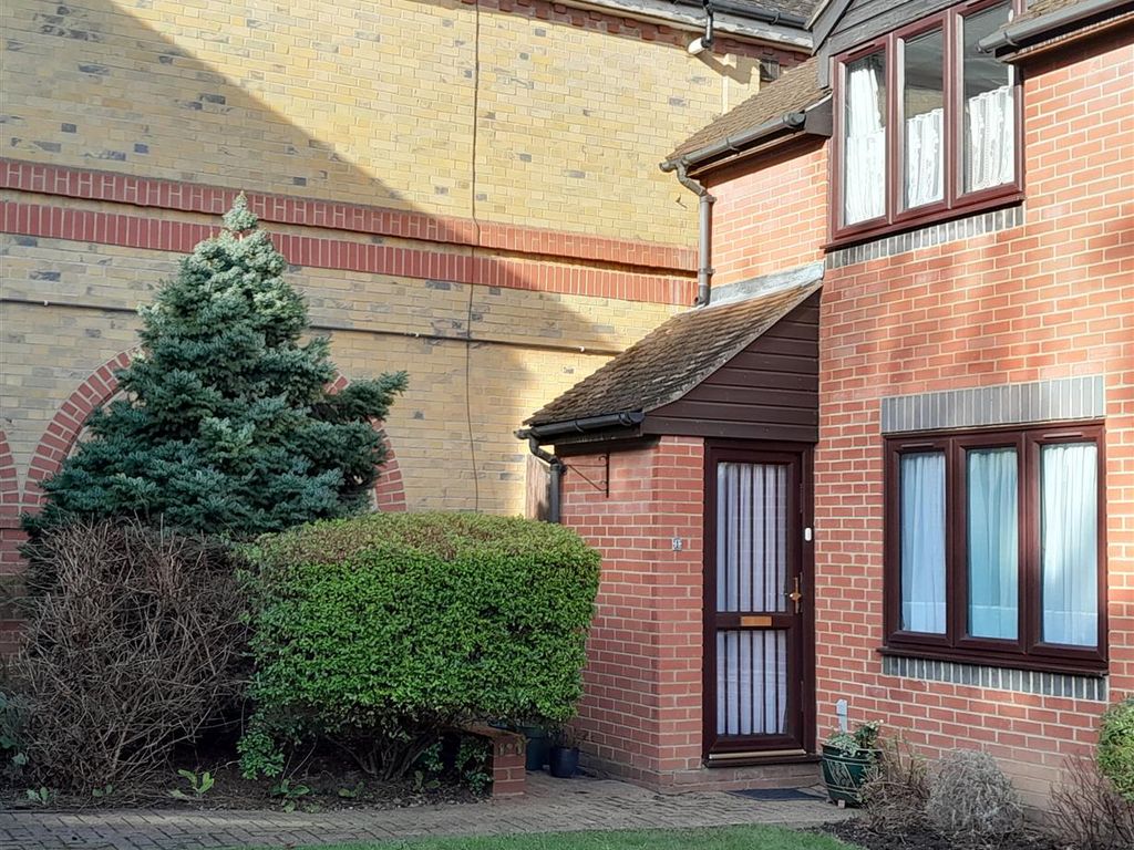 2 bed end terrace house for sale in Beecholm Mews, Cheshunt, Waltham