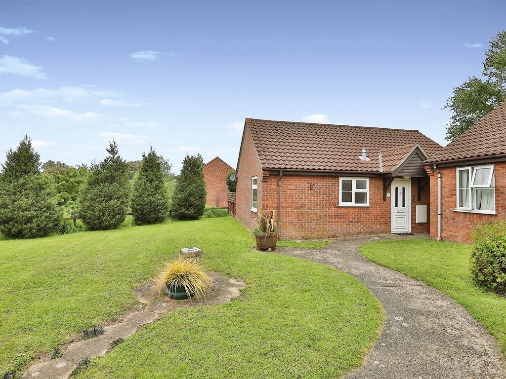 2 bed detached bungalow for sale in Fayregreen, Fakenham NR21, £160,000