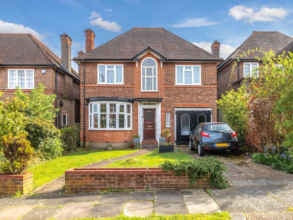 3 bed detached house for sale in Overton Road, London N14, £985,000