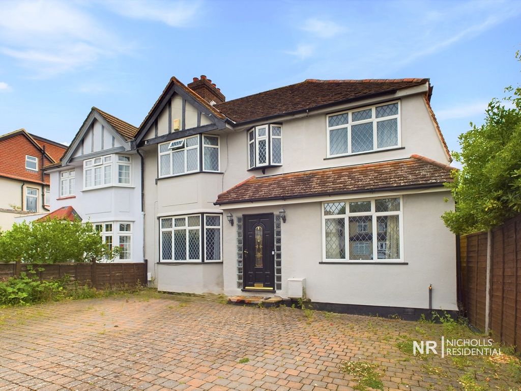 4 bed semidetached house for sale in Walsingham Gardens, Stoneleigh