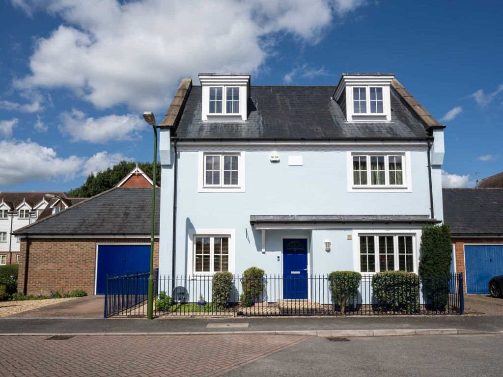 4 bed detached house for sale in Pondtail Park, Horsham RH12, £700,000