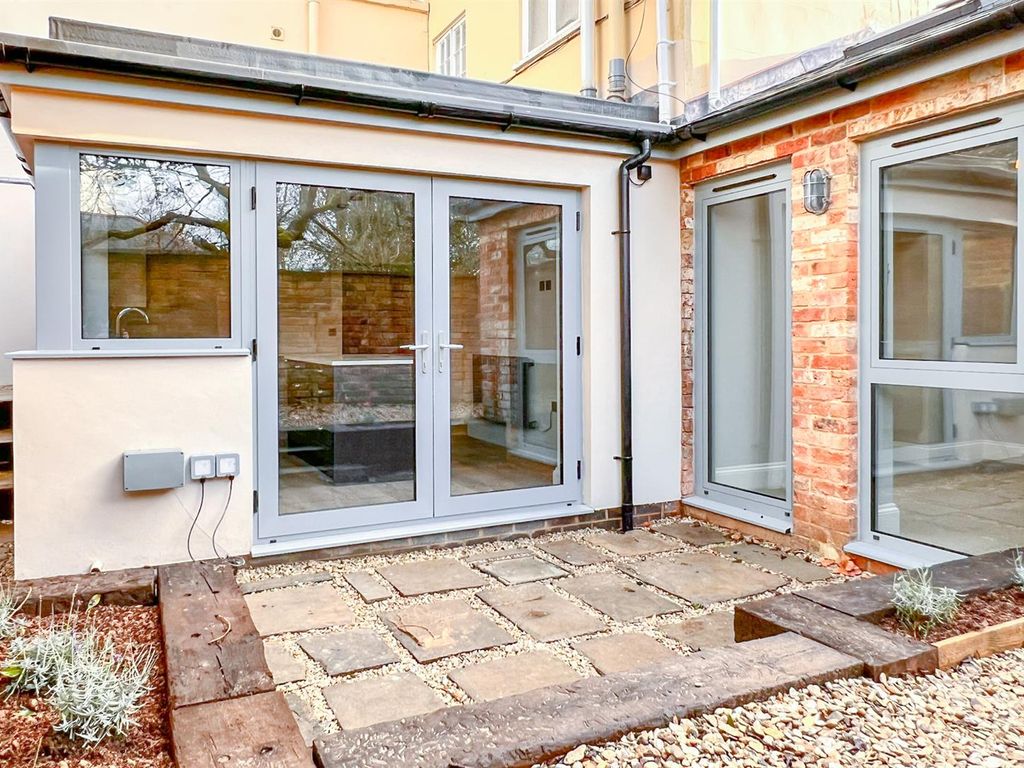 2 bed flat for sale in Lansdown Parade, Cheltenham GL50, £395,000 Zoopla