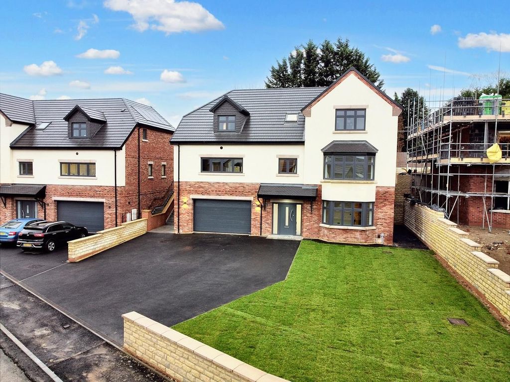 5 bed detached house for sale in Bletchley Close Middleton Crescent