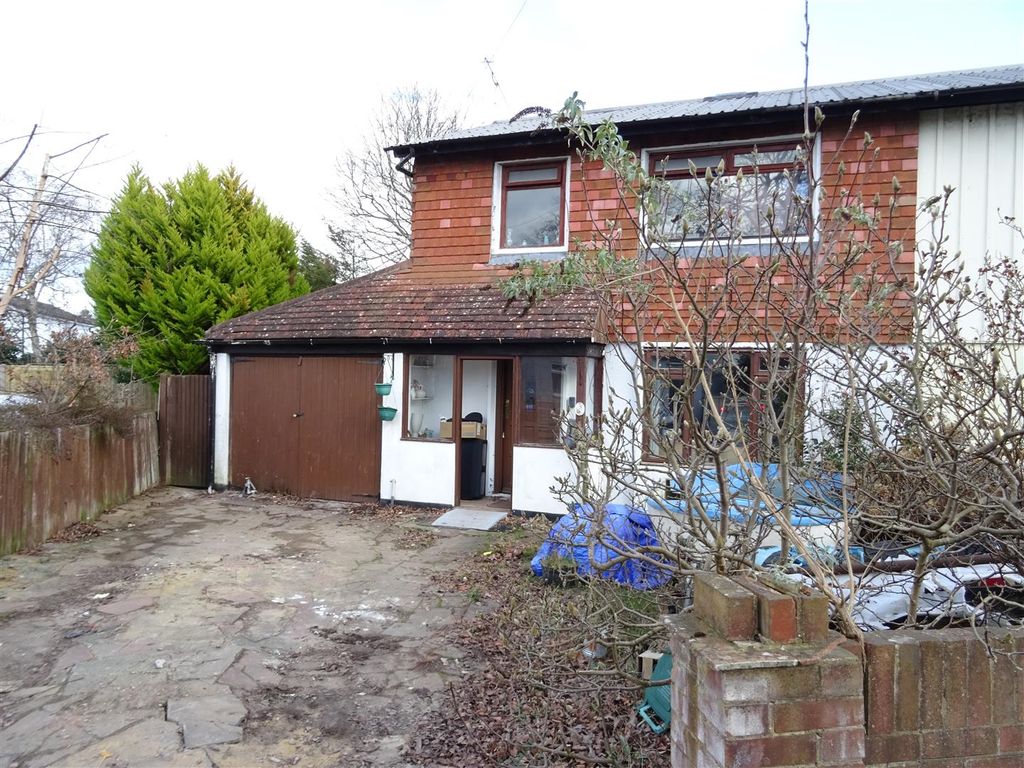 3 bed semidetached house for sale in Mayfield Close, New Haw