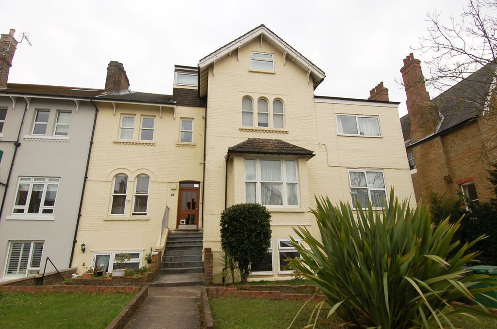 2 bed flat to rent in Gloucester Road, Teddington TW11 Zoopla