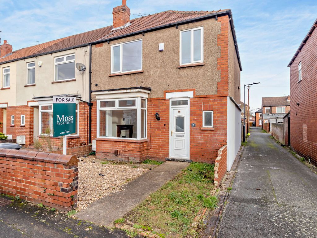 3 bed end terrace house for sale in Holyrood Road, Doncaster DN2, £