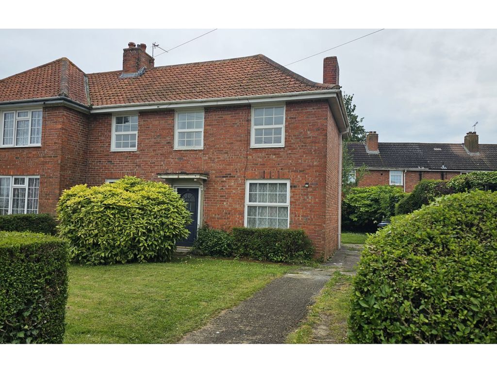 3 bed semidetached house for sale in Clarendon Road, Canterbury CT3, £