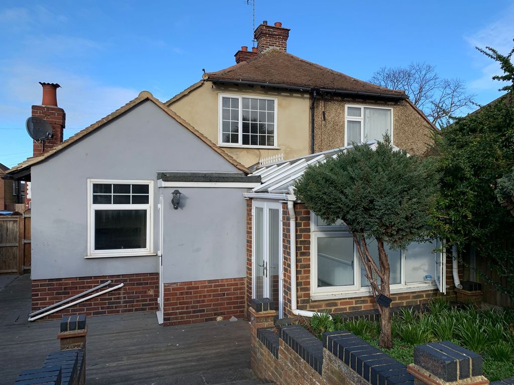 3 bed semidetached house to rent in Station Approach Road, Ramsgate