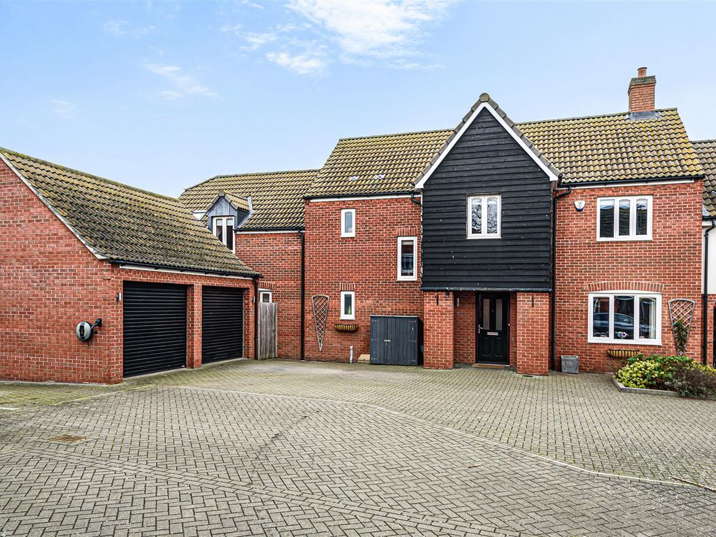 5 bed linkdetached house for sale in Warren Farm, Willington, Bedford