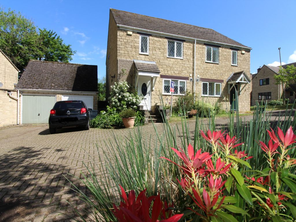 3 bed semidetached house for sale in Insall Road, Chipping Norton OX7