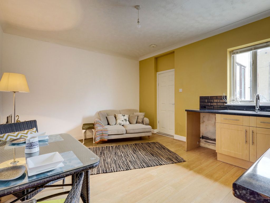 2 bed flat for sale in London Road, LeighOnSea SS9 Zoopla