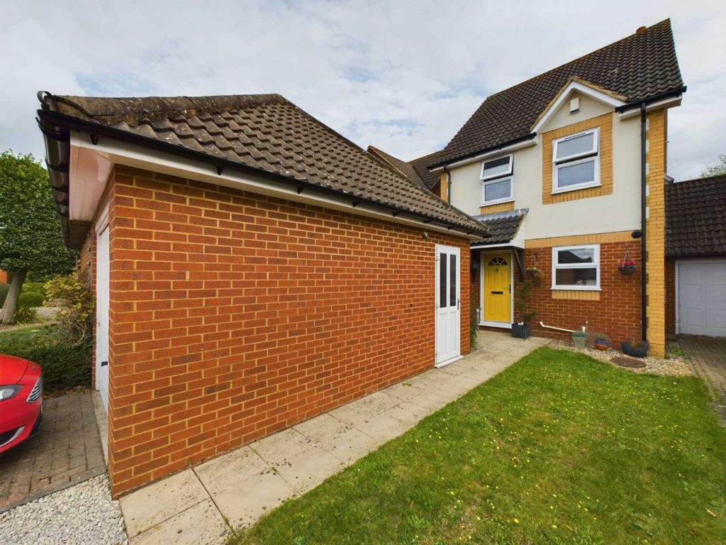 3 bed linkdetached house for sale in Chaffinch, Watermead, Aylesbury