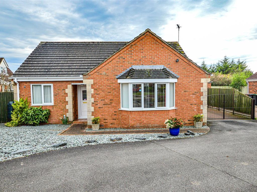 2 bed bungalow for sale in Haverholme Close, Ruskington, Sleaford NG34