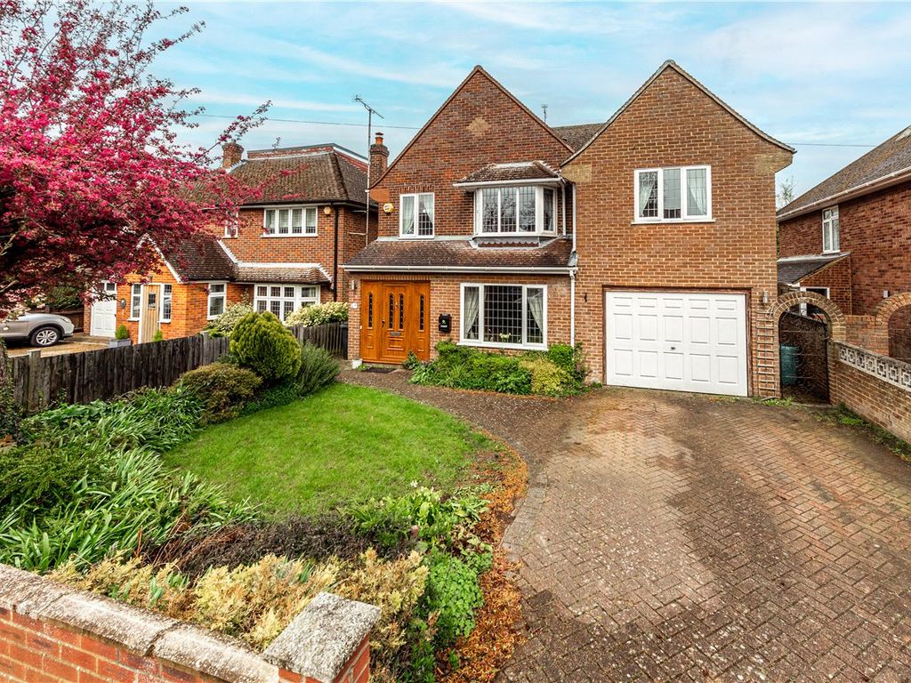 5 bed detached house for sale in Osborne Road, Dunstable, Bedfordshire