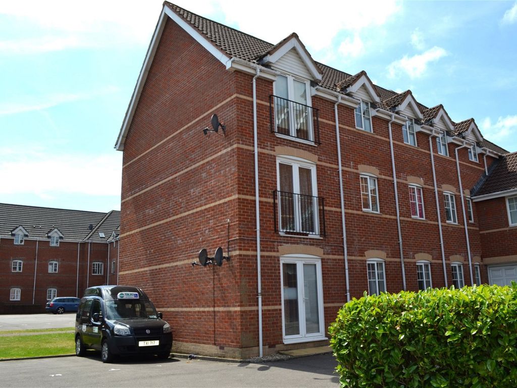 2 bed flat to rent in Windsor Court, Newbury RG14, £1,100 pcm Zoopla