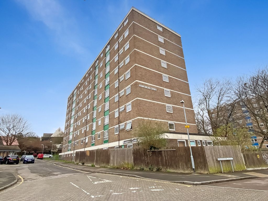 1 bed flat to rent in Homemead, Homemead Close, Gravesend, Kent DA12