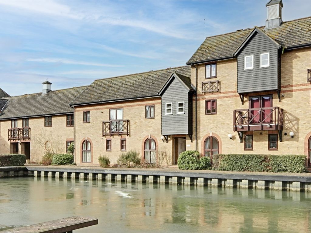 2 bed flat to rent in Sheering Mill Lane, Sawbridgeworth CM21, £1,250