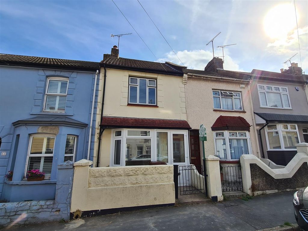 3 bed property to rent in Shakespeare Road, Gillingham ME7, £1,350 pcm
