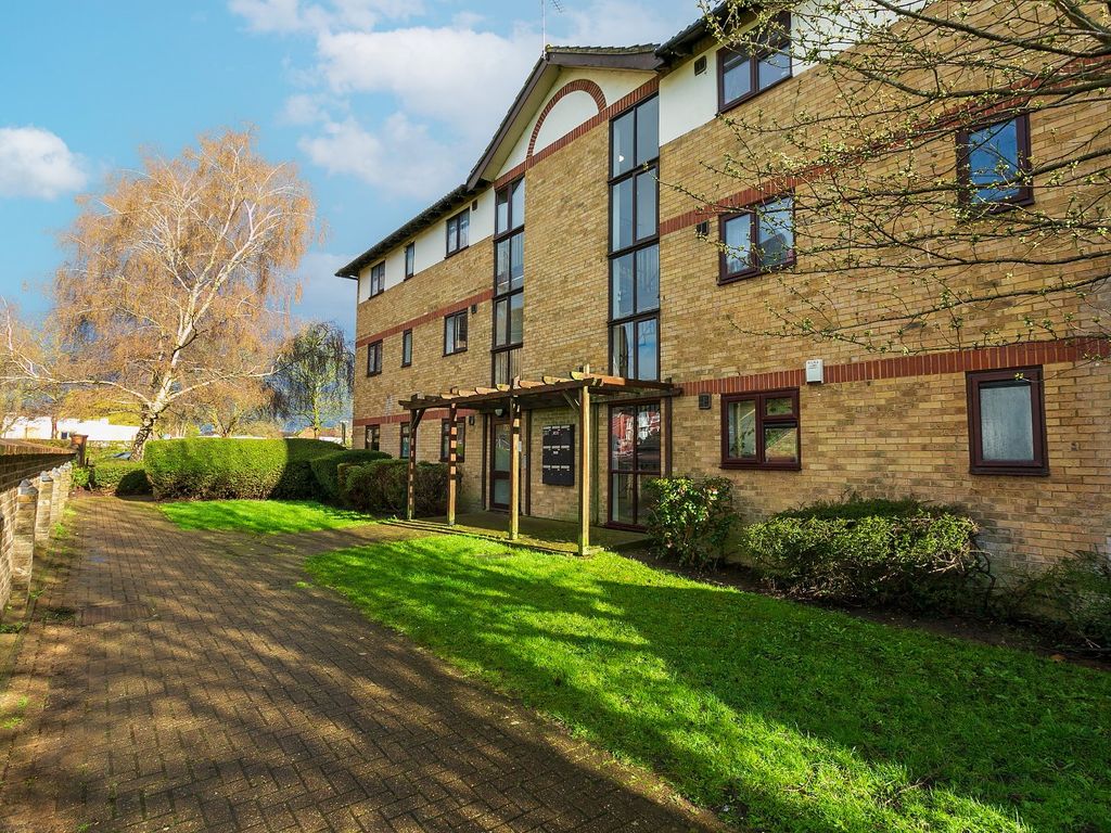 2 bed flat for sale in Flackwell House, Kimble Close, Watford
