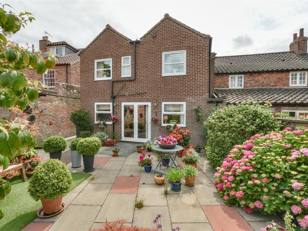 4 bed semidetached house for sale in Long Street, Easingwold, York