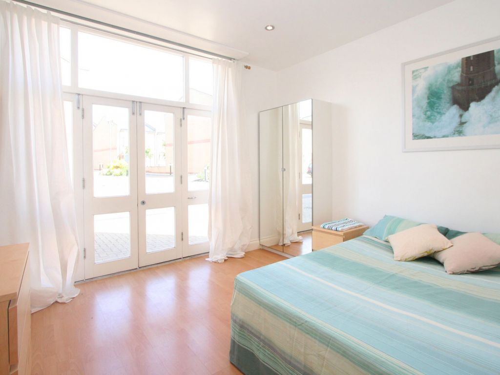 Room to rent in Grove Street, London SE8, £975 pcm Zoopla