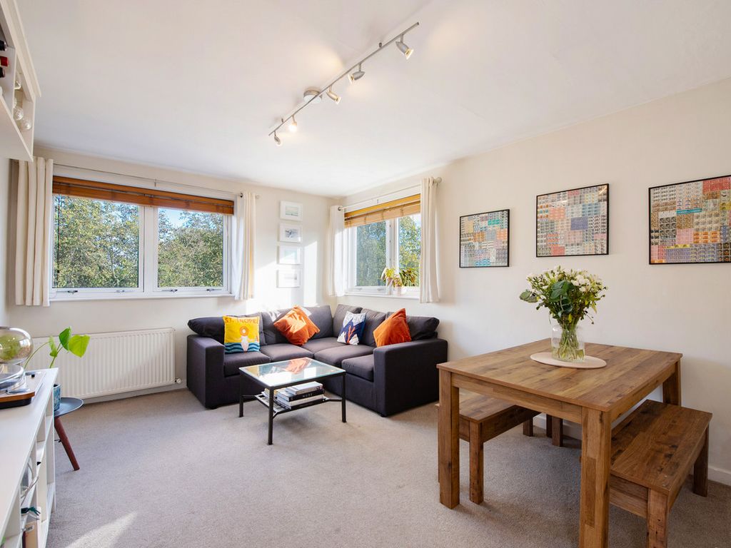 2 bed flat for sale in Parkgate Road, London SW11, £500,000 Zoopla