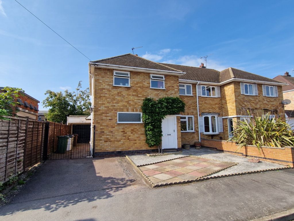 3 bed semidetached house for sale in Lyngate Avenue, Birstall LE4 Zoopla