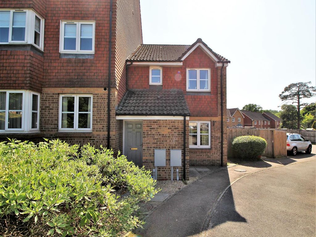 1 bed flat to rent in Bolton Road, Maidenbower, Crawley RH10 Zoopla