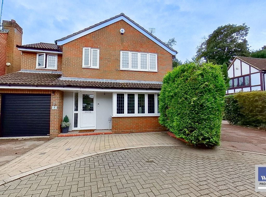 5 bed detached house for sale in The Spur, Cheshunt EN8 Zoopla