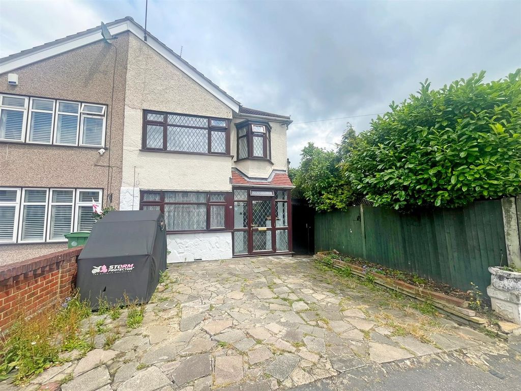 4 bed end terrace house for sale in Faircross Avenue, Collier Row