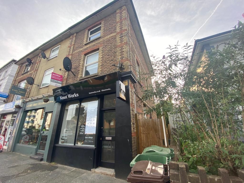 2 bed flat to rent in London Road, Southborough, Tunbridge Wells TN4, £