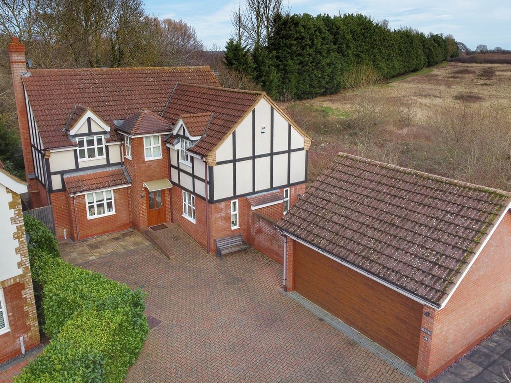 5 bed detached house for sale in Trafalgar Drive, Flitwick MK45, £