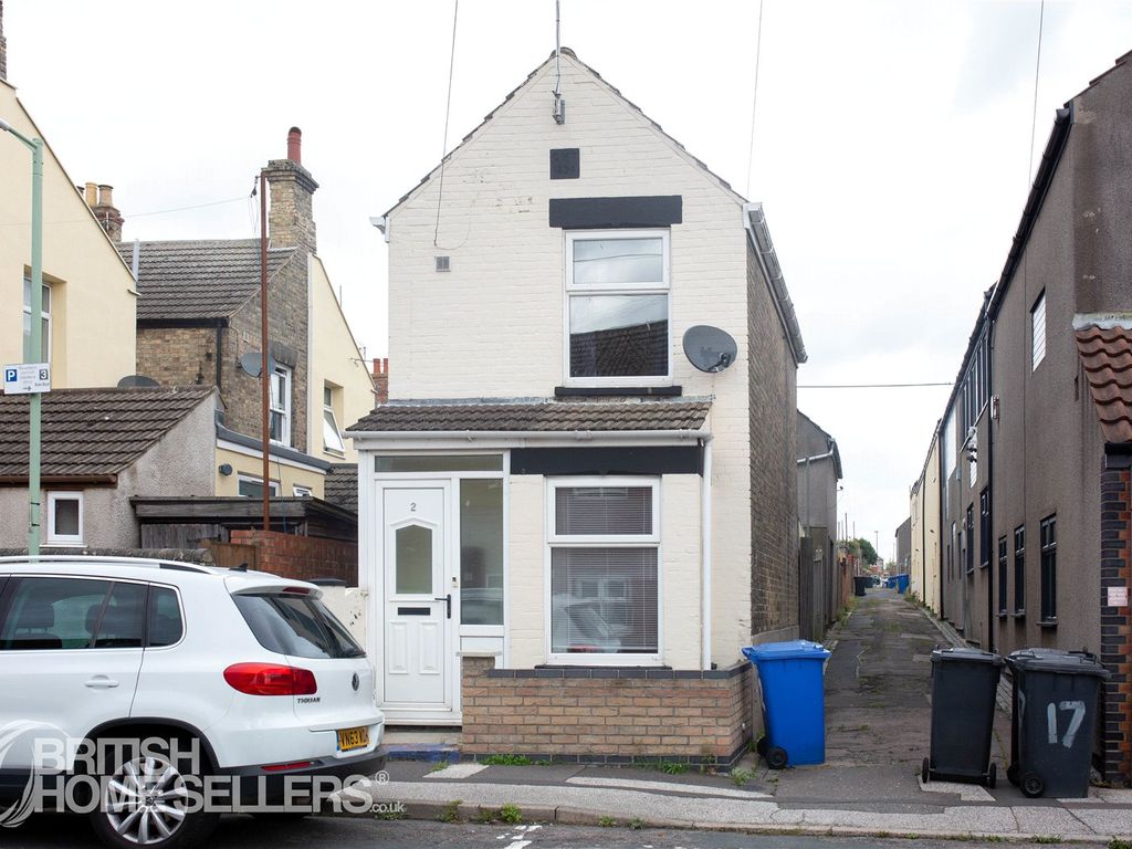 2 bed detached house for sale in Roman Road, Lowestoft, Suffolk NR32, £